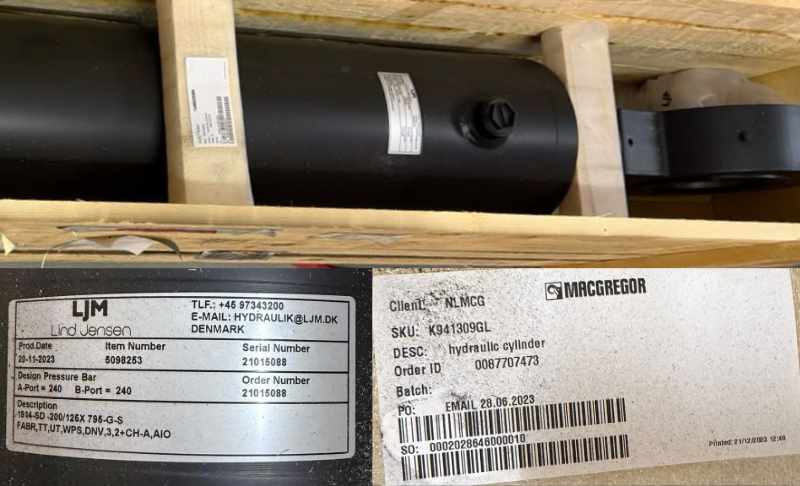 MacGregor hydraulic cylinder